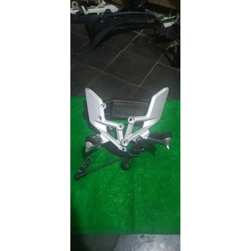 FOOT STEP DEPAN HONDA CBR 150 R KODE K45 TAHUN 2014-2016 ORIGINAL COPOTAN