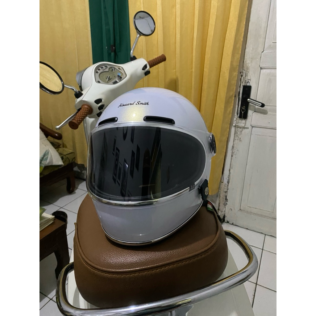 helm howard smith bekas