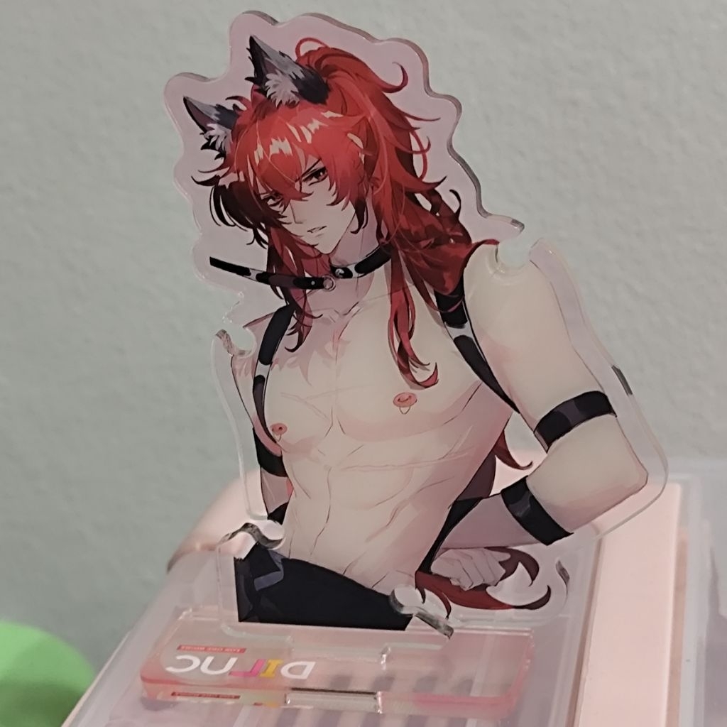 (preloved) fanmerch standee / headset holder diluc genshin impact (baca deskripsi)