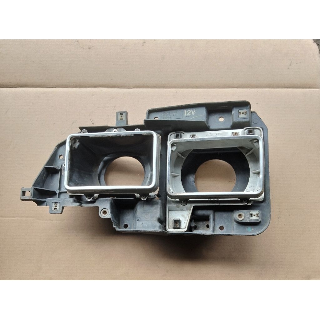 Dudukan Rumah Lampu Depan Isuzu Elf Lama Original
