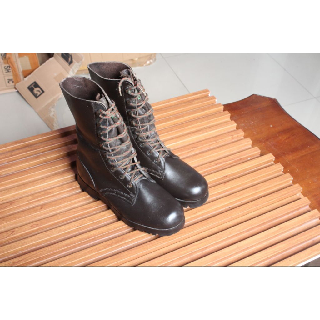 sepatu boot hiking high  kokoh tebal "Eiger" upper kulit asli sangat2 tebal outsole kokoh keras . si