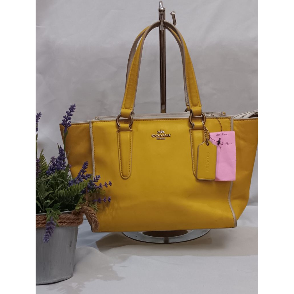 Tas sling dan tenteng C.*.C bahan kulit warna kuning ukuran S sekekn preloved