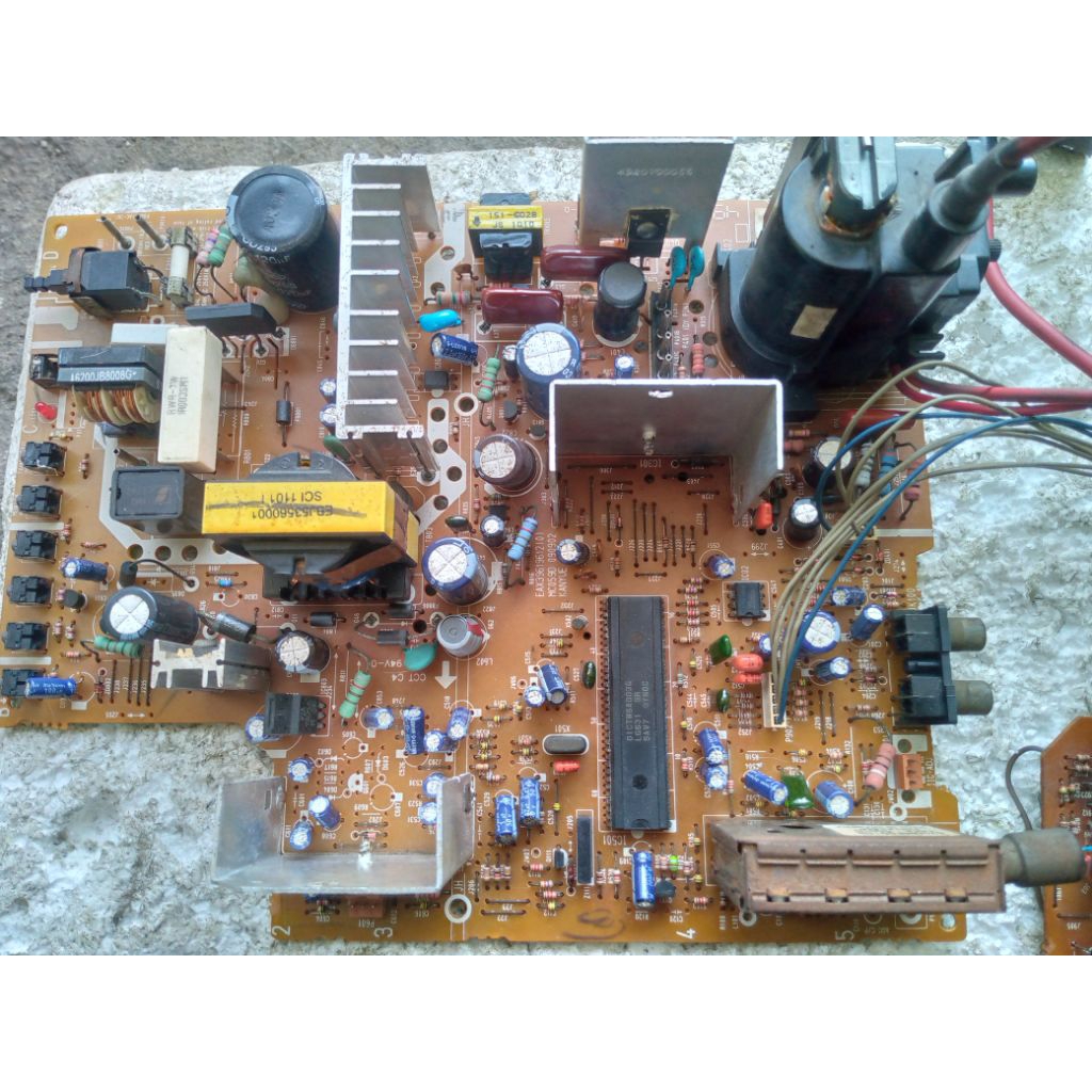 Mesin TV tabung slim 14inc merk LG, normal.