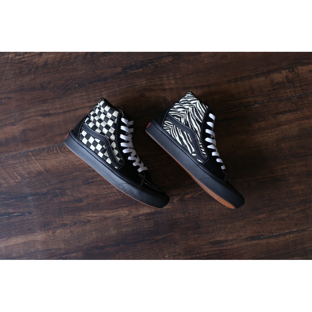 Sepatu Sneakers Sk8-hi Comfycush Mixed  Media Antique White Black