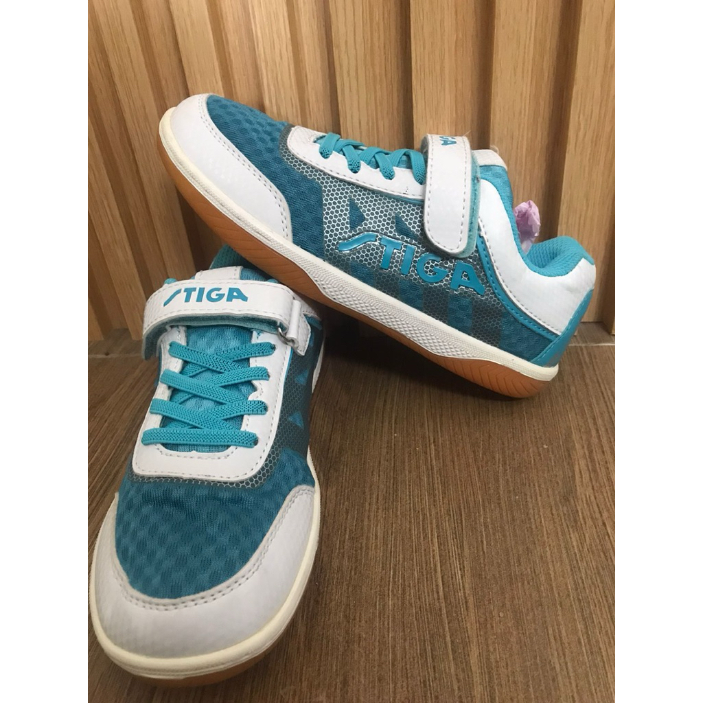 Stiga sepatu pingpong