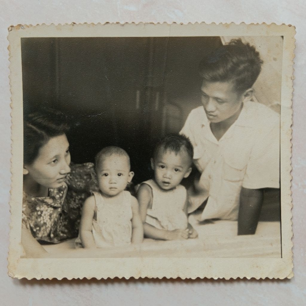 Foto Kuno Lawas Jadul Keluarga Muda Tionghoa 1953 - YN3087