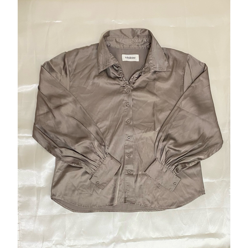 Preloved - Kemeja Wanita Satin Lengan Panjang