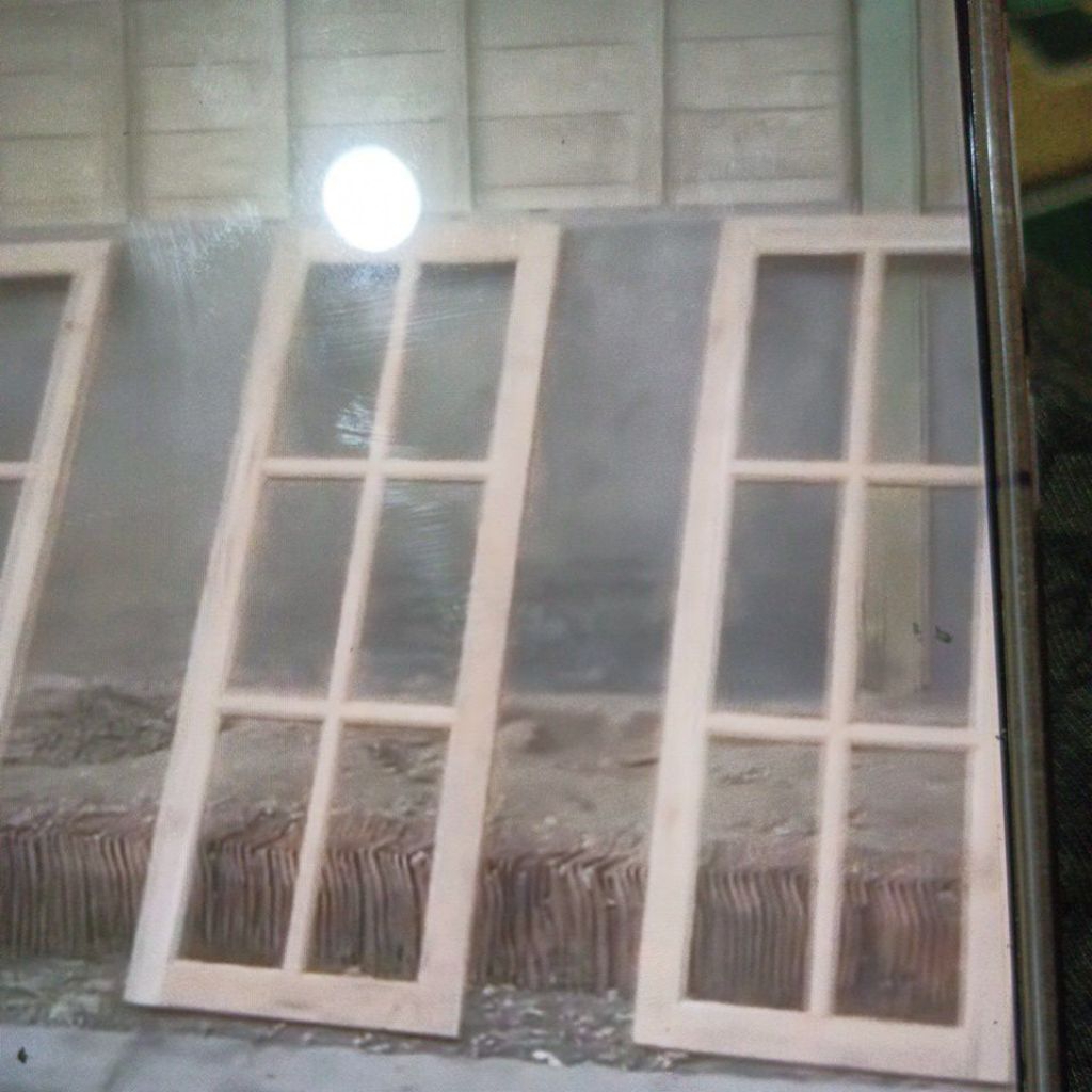 daun jendela kaca hitam