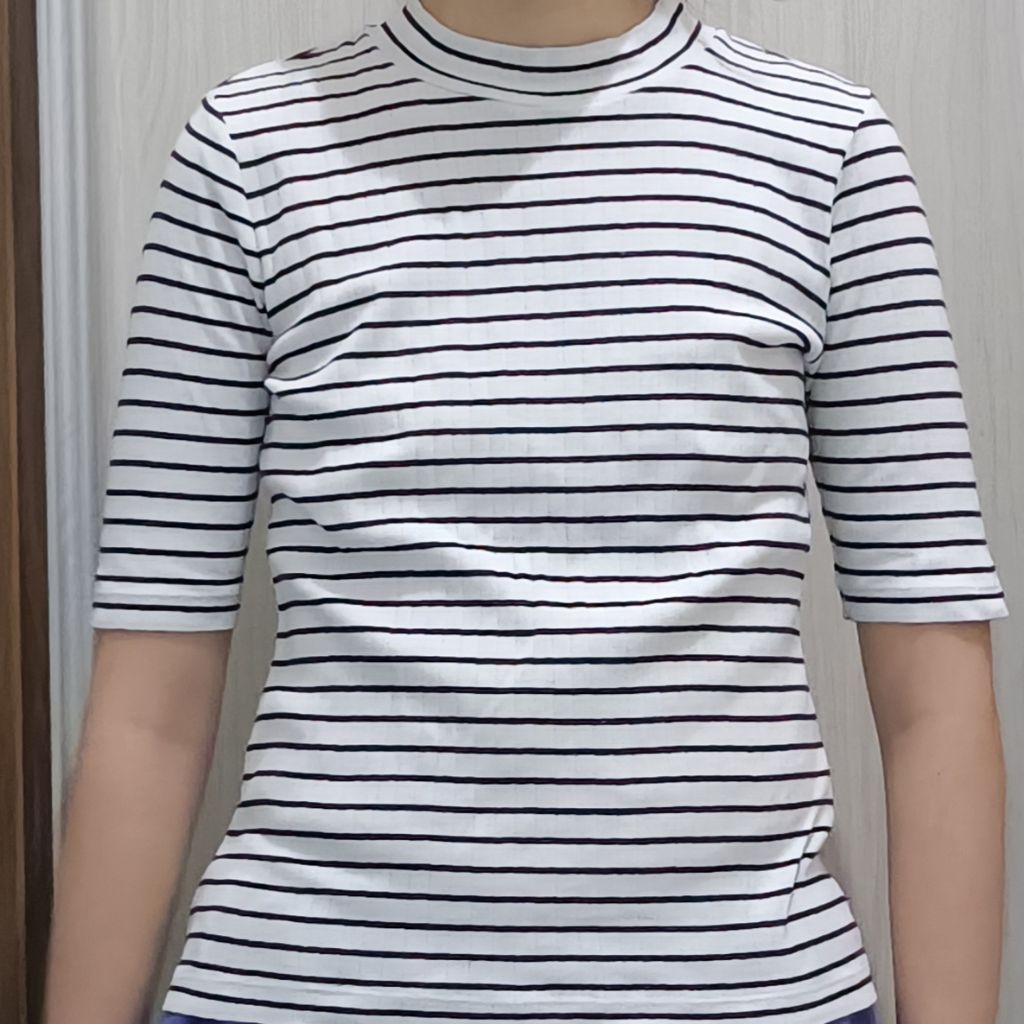 preloved kaos uniqlo high neck garis garis