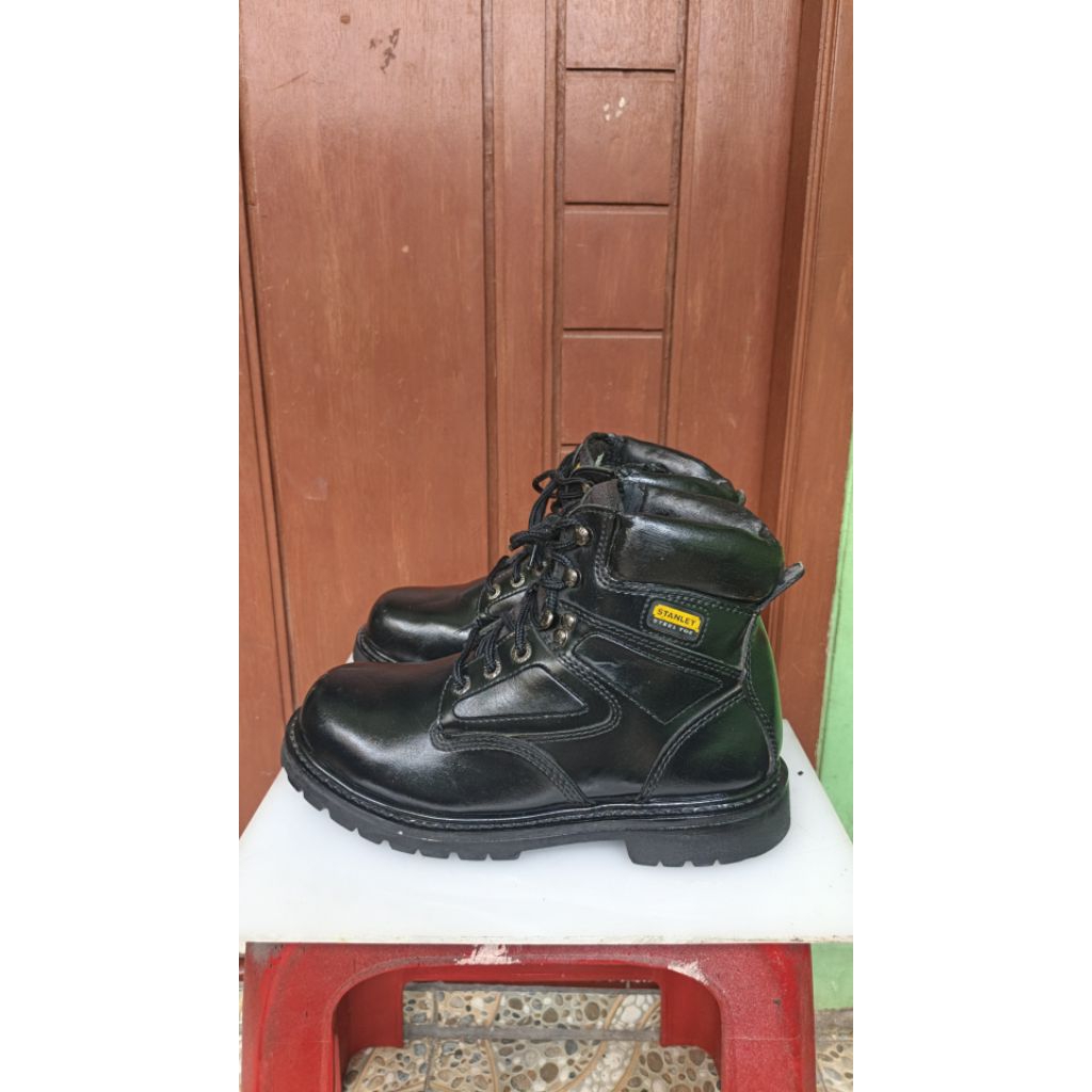 sepatu boots steeltoe/safety stanley size 41/26