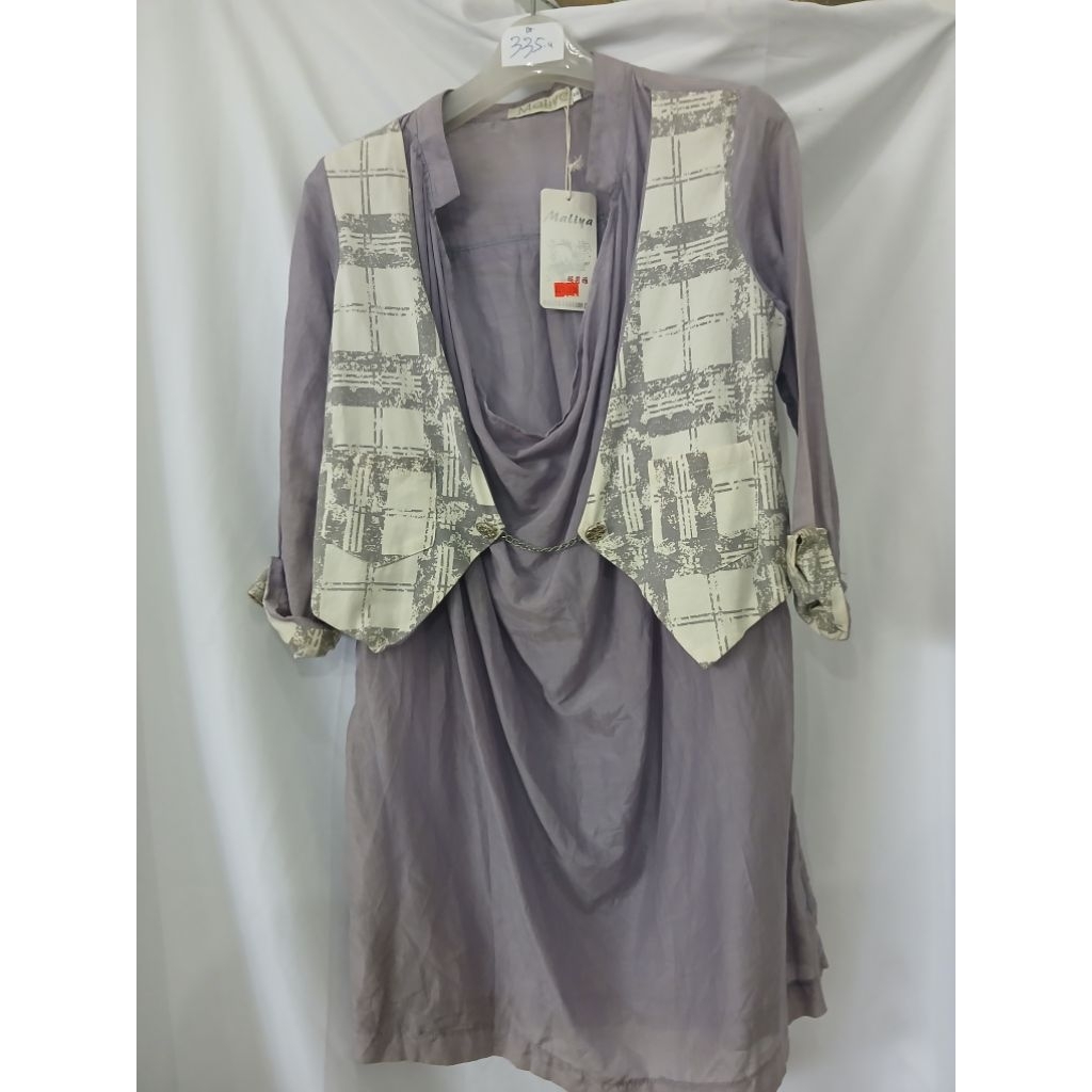 DS 335) Setelan Wanita dengan Vest Motif Kotak-Kotak dan Blouse Warna Abu-abu Elegan