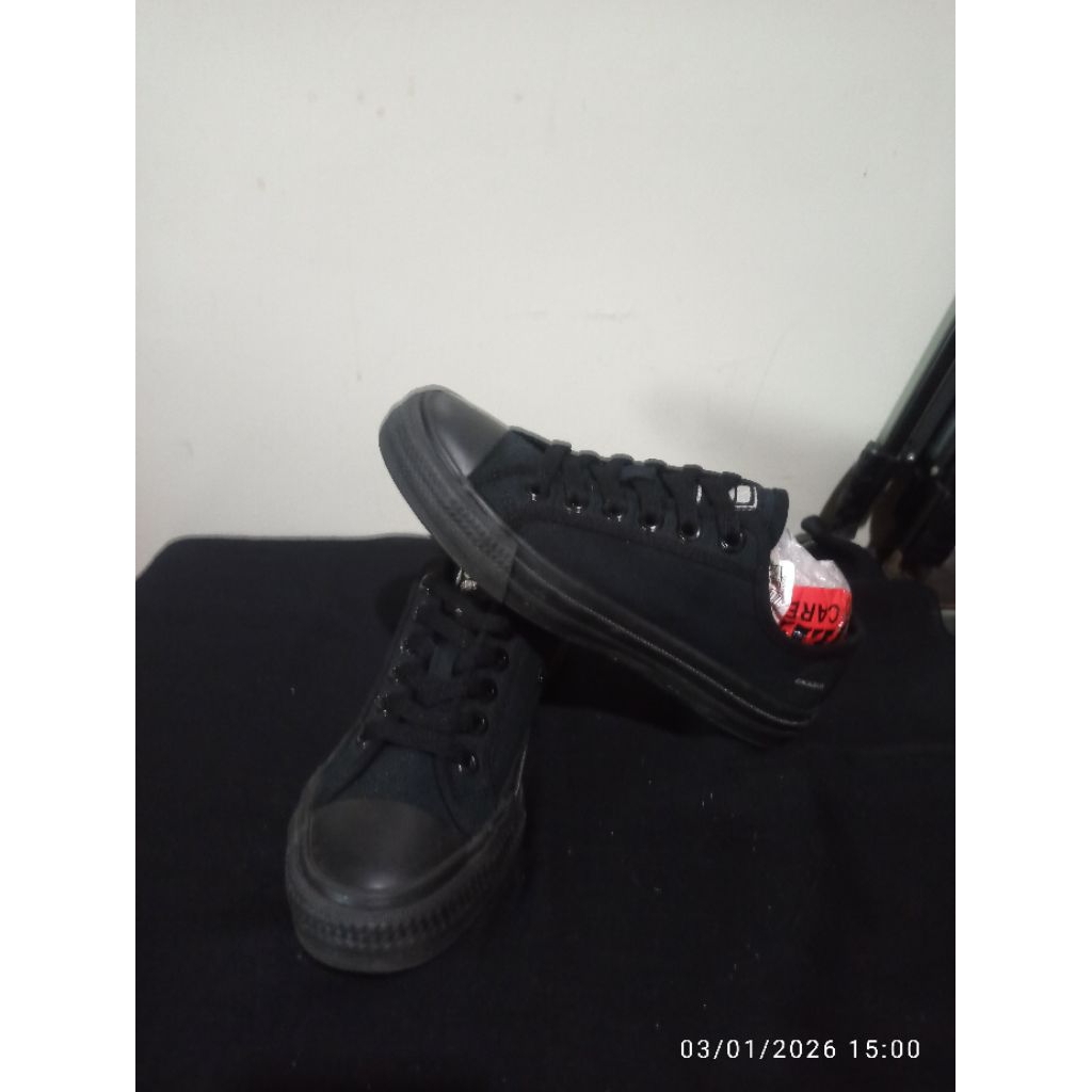 sneaker, sepatu Fila warna hitam full black size 37 insole 23,5 cm preloved/seken/second/bekas