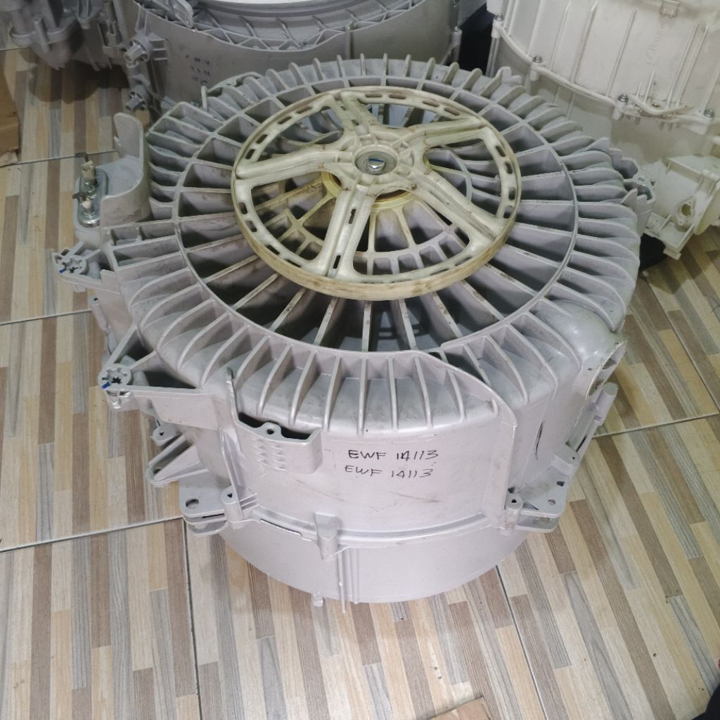 Tabungset mesin cuci Electrolux EWF14113