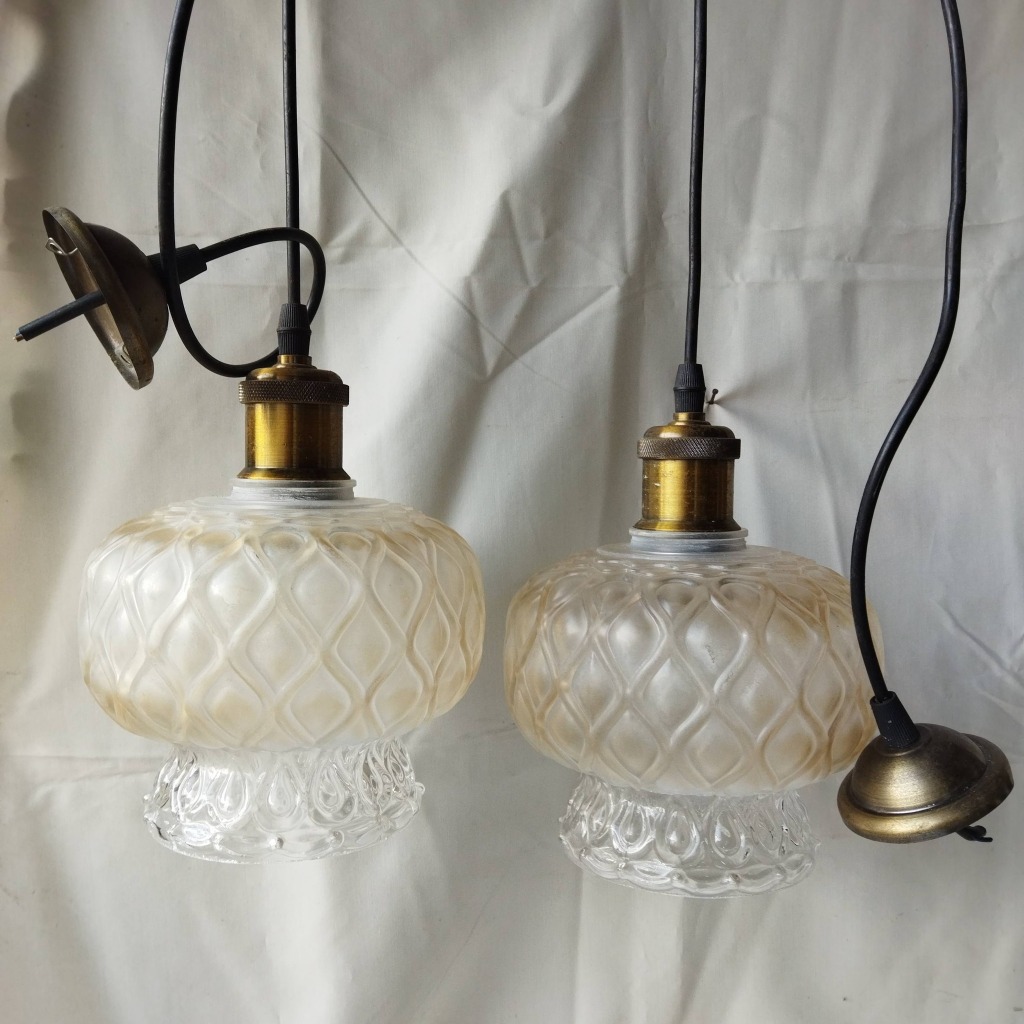 Pajangan Vintage Sepasang Lampu Gantung Kap Kaca