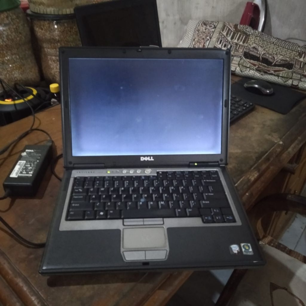 (DAPET LCD  BARU+3 HDD GRATIS) Laptop DELL D620 KENA LCD, mesin hidup + gratis LCD gantian BARU BELI