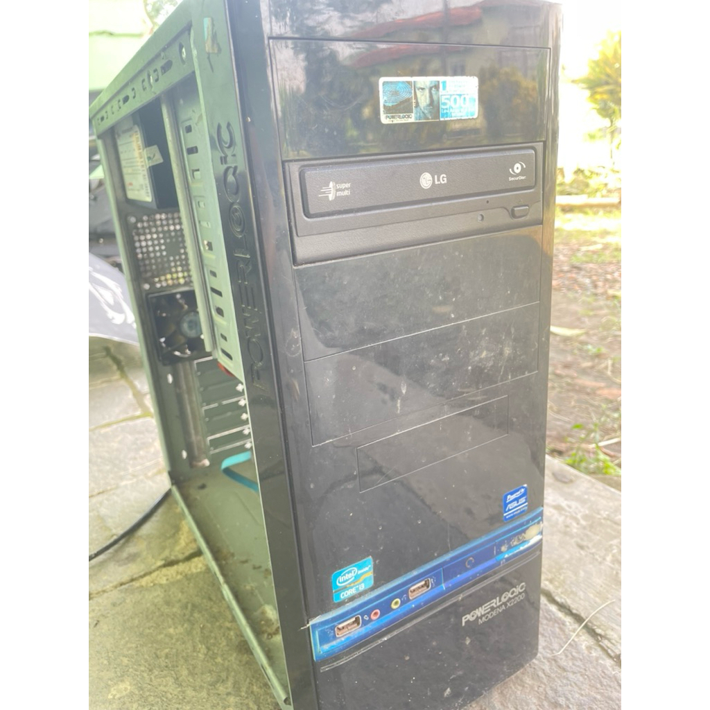 PC - RAM 4GB, SSD 128, I3 Gen 3. Sudah terinstall windows, normal.