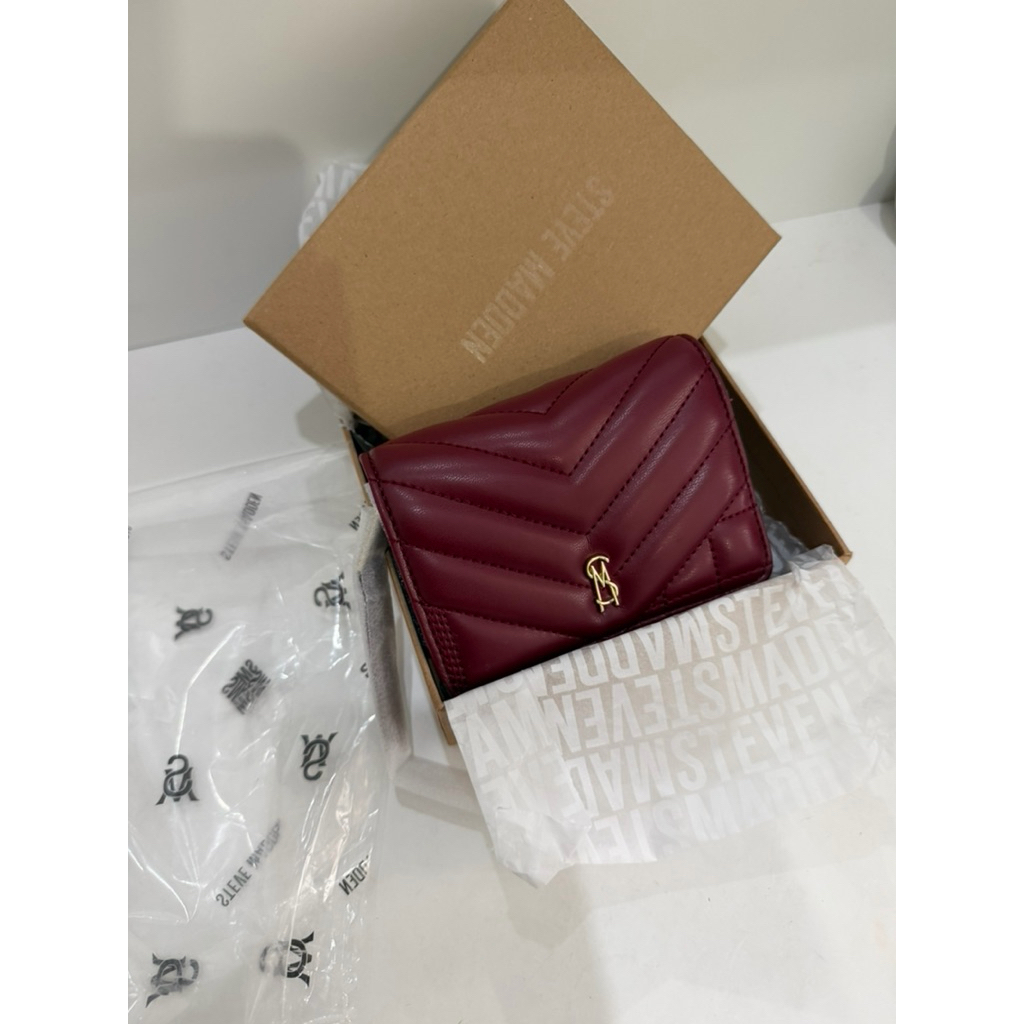 LIKE NEW STEVE MADDEN WALLET MAROON
