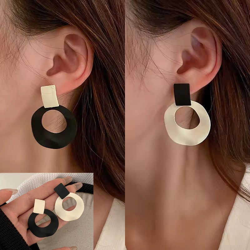 Anting Bulat Fashion Anting Bulat Hitam Putih Perhiasan Wanita AT1183