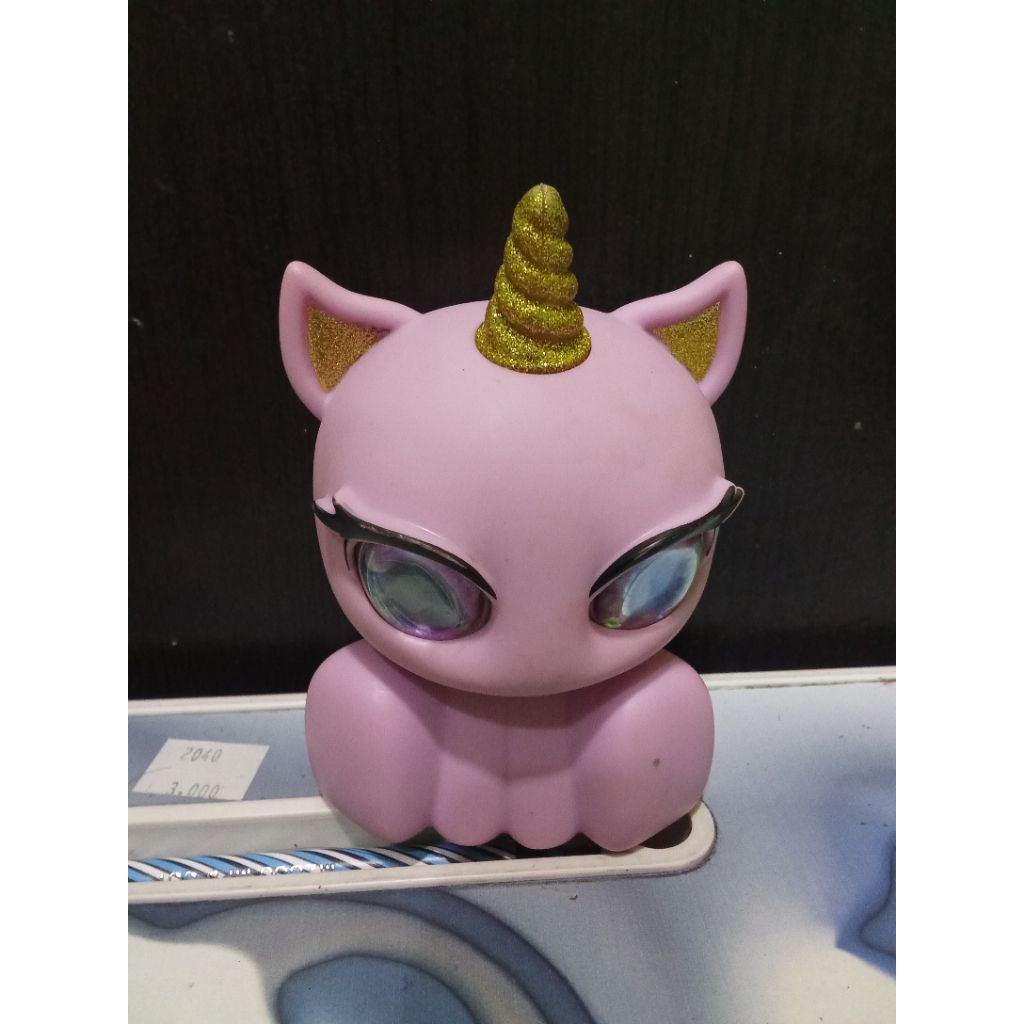 figur mainan kejutan Mac Toys UniCones atau Emco Unicones Surprise. 

