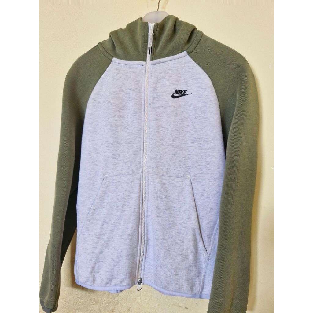 Nike Men's Sportswear Tech Fleece Windrunner  warna hijau lumut/abu-abu. 