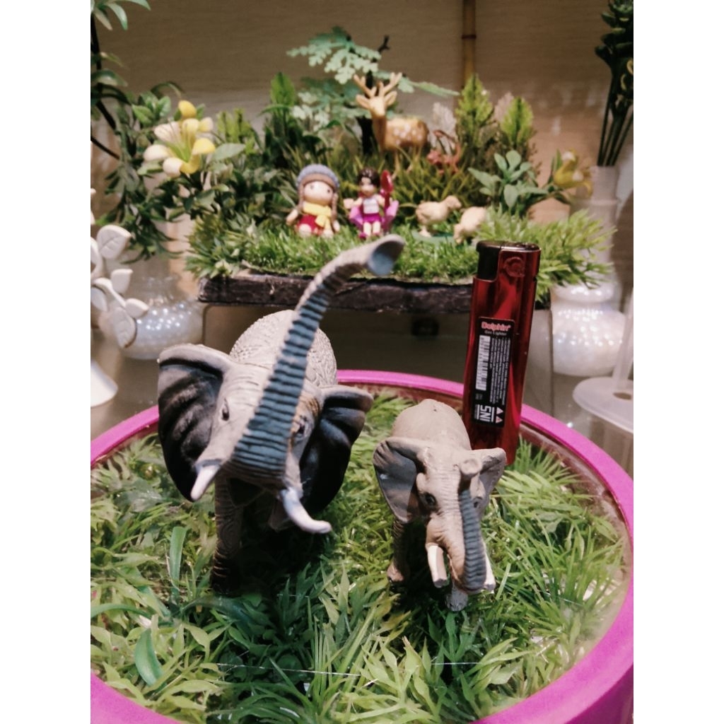 mainan hewan-hewanan gajah bekas baik