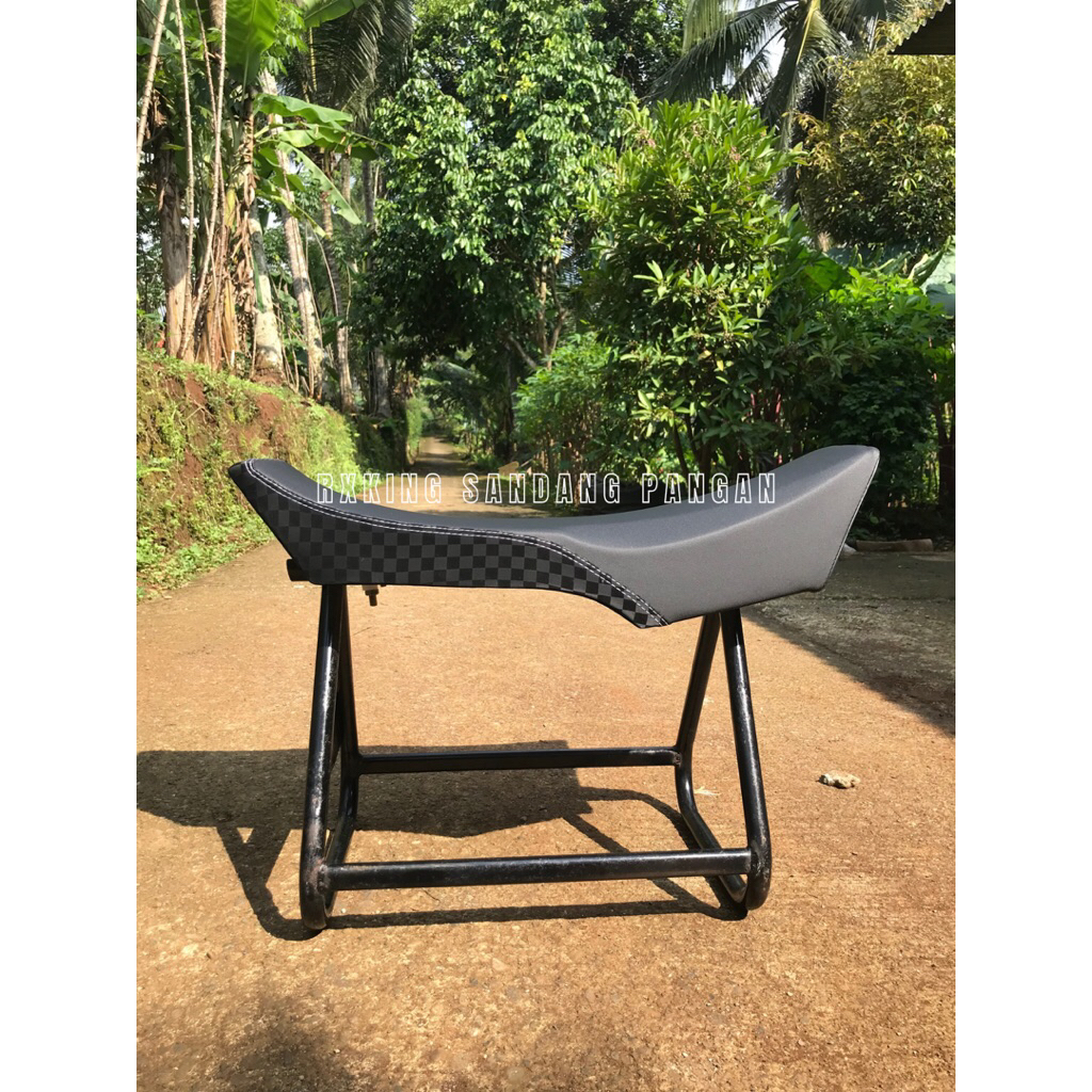 Jok Motor RX King perahu extream- Coak Paha Samping Kulit polos motif catur, Busa Empuk, Mudah Dipas