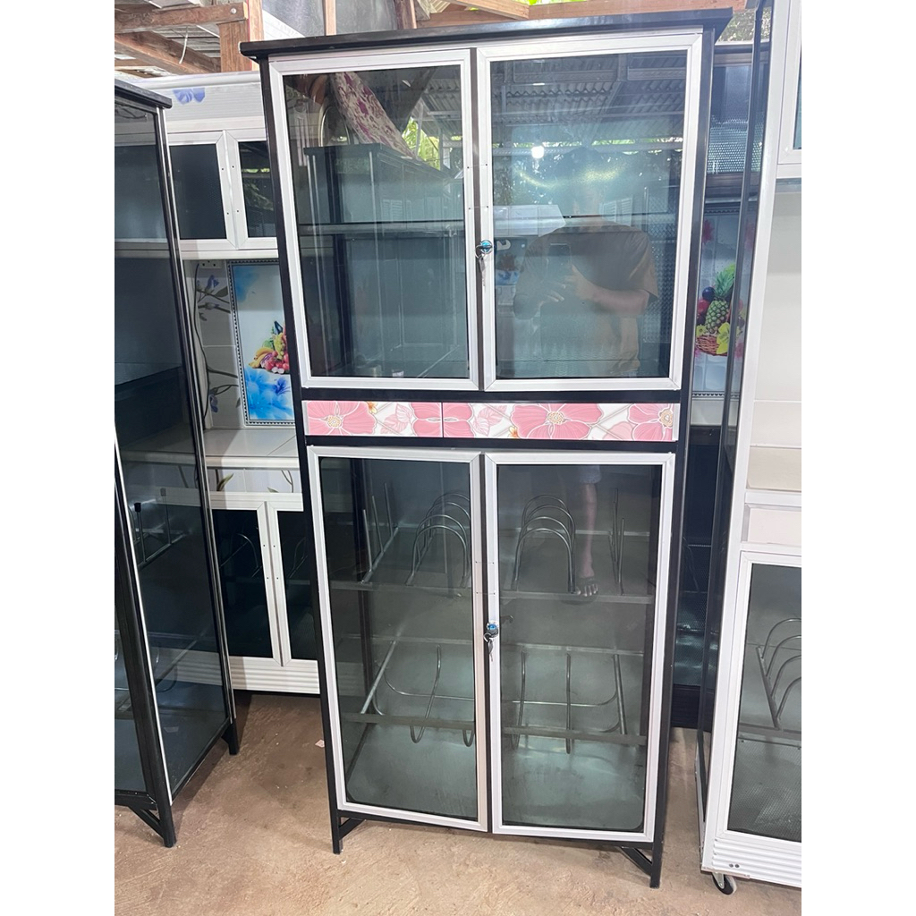 RAK PIRING MINIMALIS MODEL TERTUTUP BAHAN KACA ALUMUNIUM