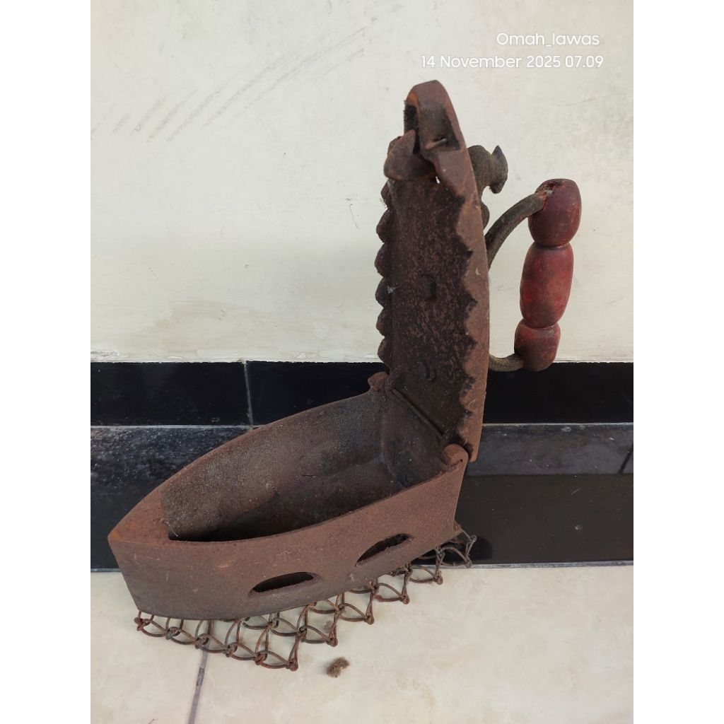 seterika arang jadul ayam.jago besi