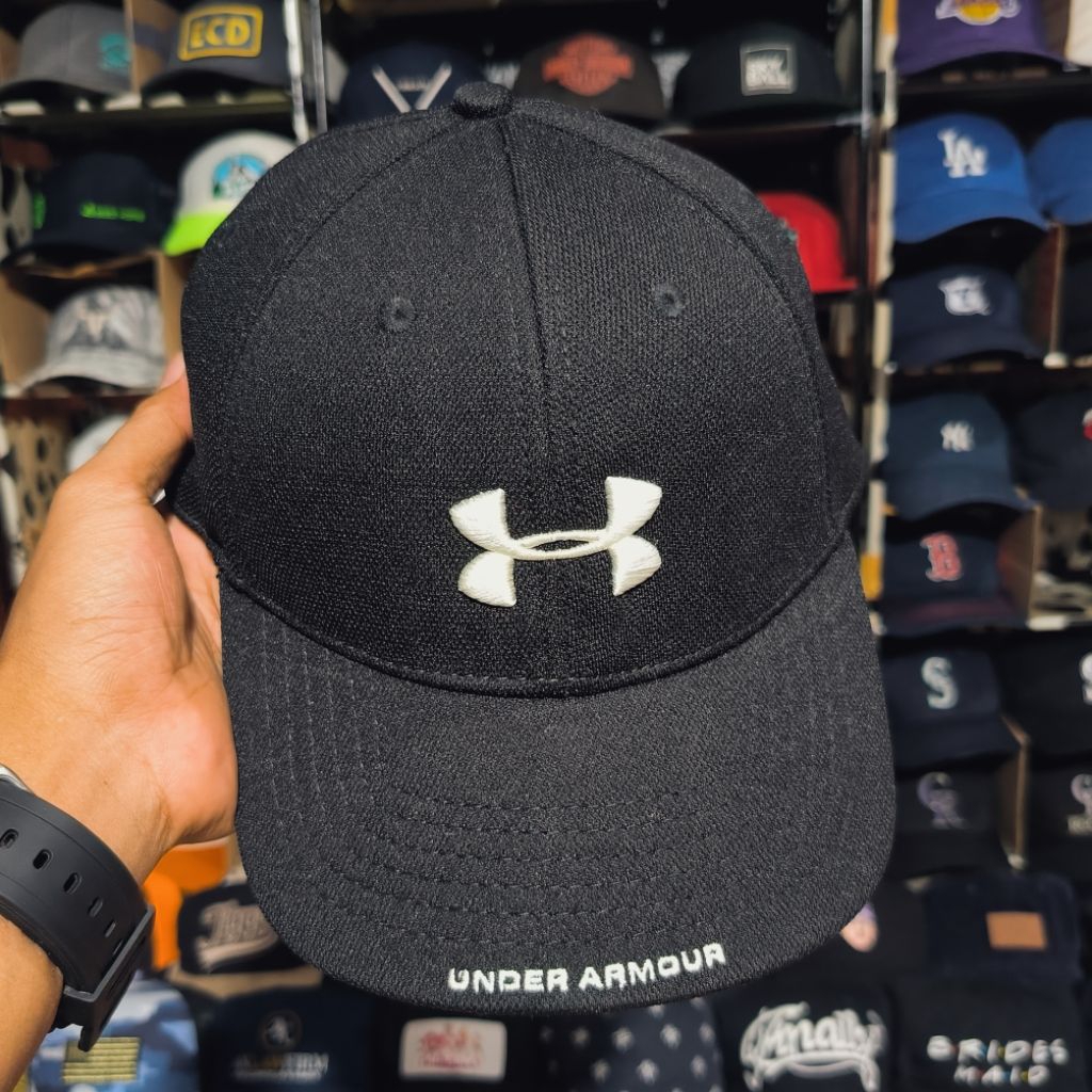 Topi Under Armour build up