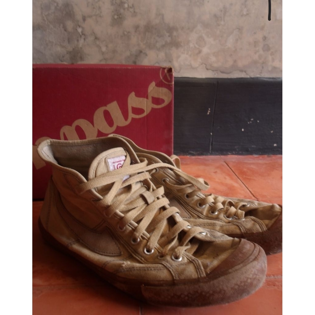 Preloved Sepatu Compass Gazelle High (Ori 100%)