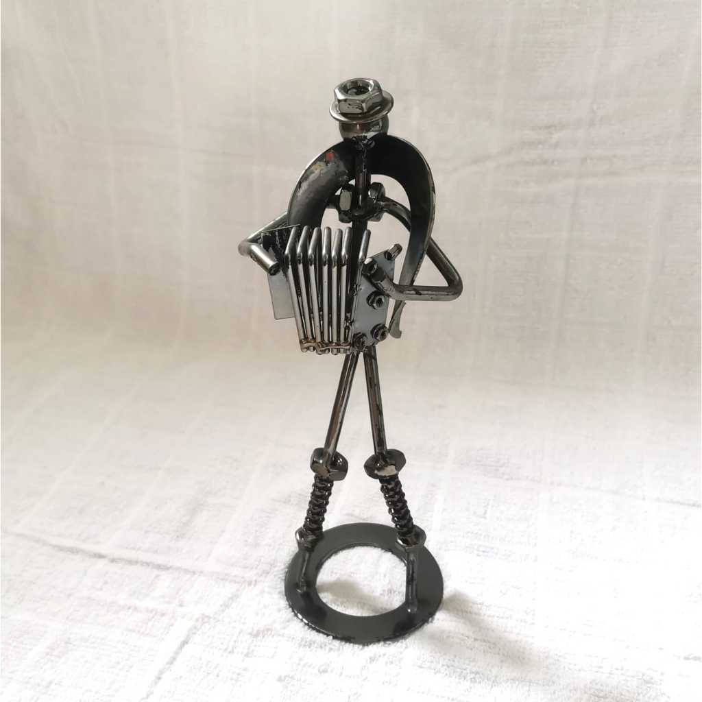 Pajangan Figurin Metal Handcraft Musisi Akordion Preloved