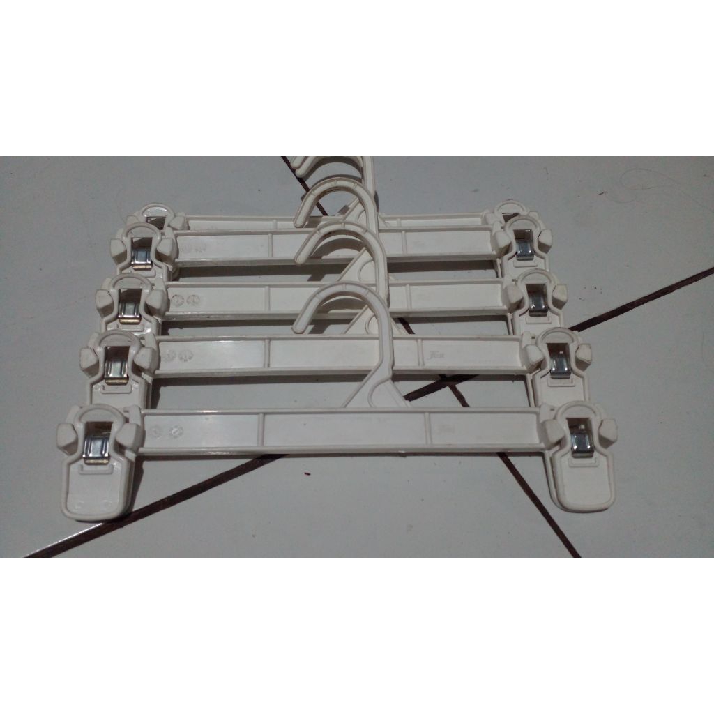hanger jepit putih PL bekas pemakaian toko 1 lusin