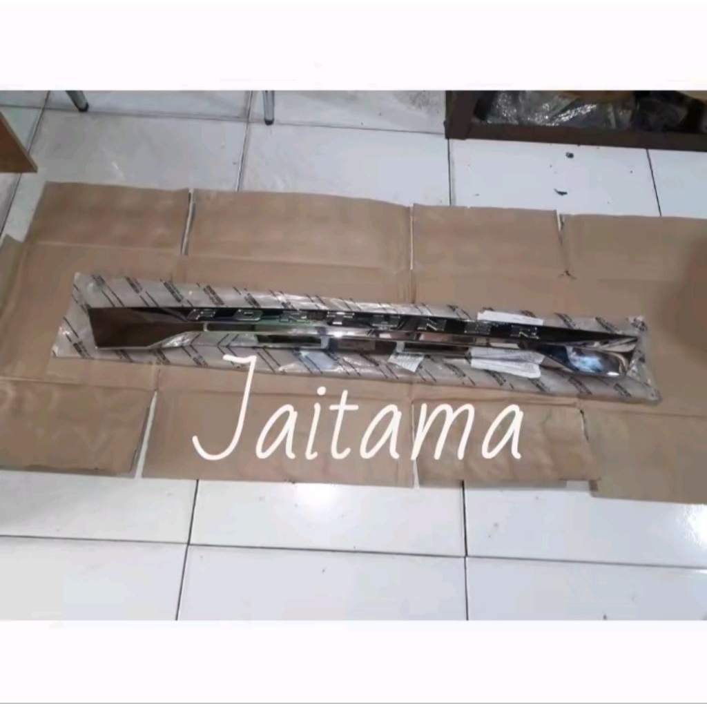 PRE-ORDER Trunklid bagasi fortuner 2009-2015 chrome original