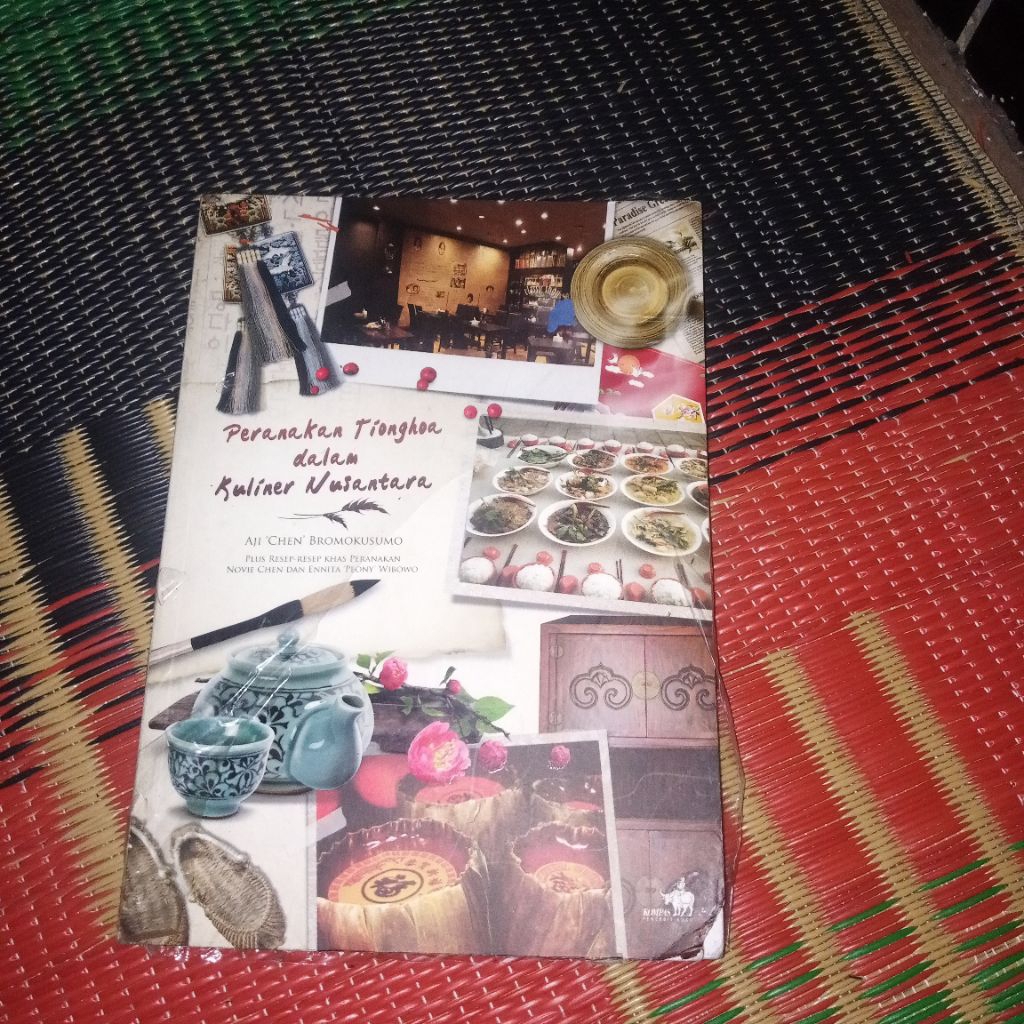 Peranakan TIONGHOA dalam KULINER NYSANTARA/Aji "Chen" Bronokusumo, Kompas