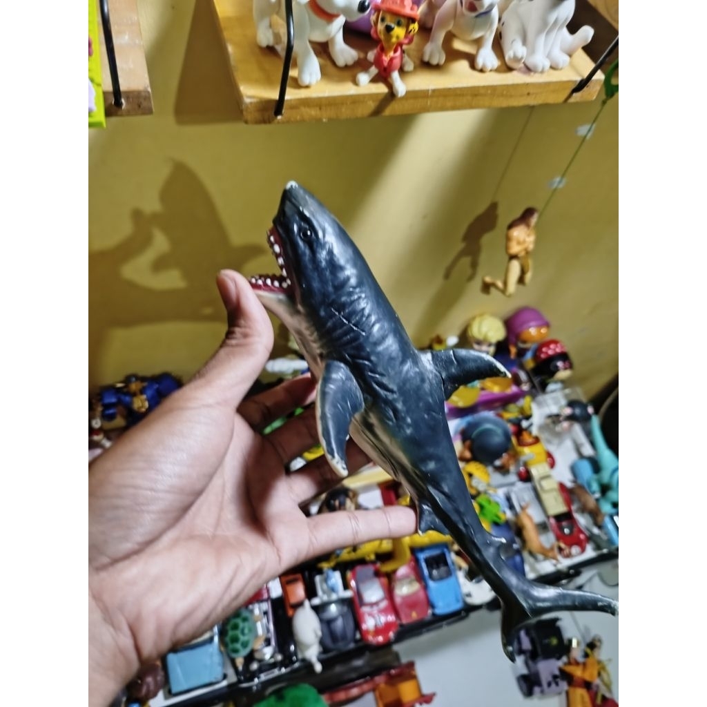 Mainan ikan hiu Megalodon