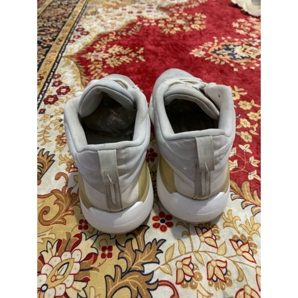 sepatu putih size 47