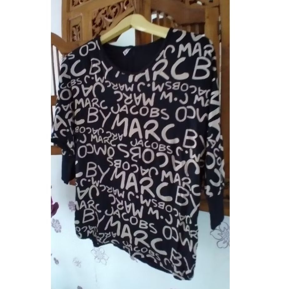 Baju Kaos Wanita " MARC JACOBS " ( Size LD 115 / P 70 ) Preloved Second Branded