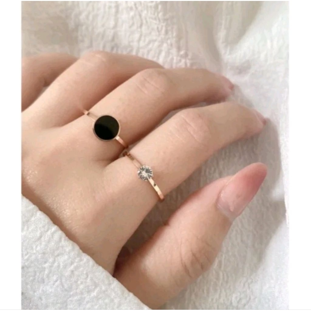CINCIN SET ISI 2 TITANIUM FASHION WANITA MOTIF BULAT HITAM POLOS& PERMATA ZHIRCHON PUTIH ANTI KARAT&