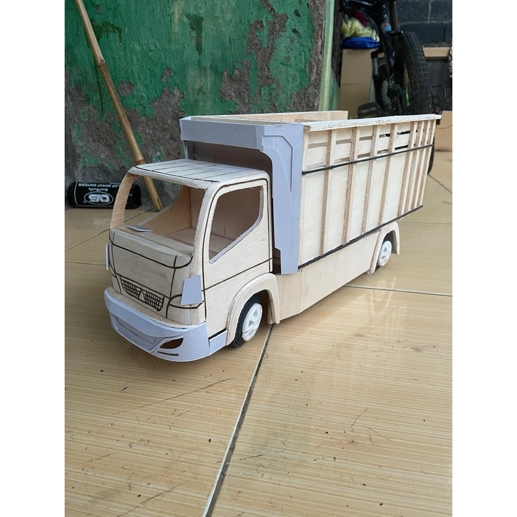 Truk canter skala 14/ truk canter mbois/ miniatur truk