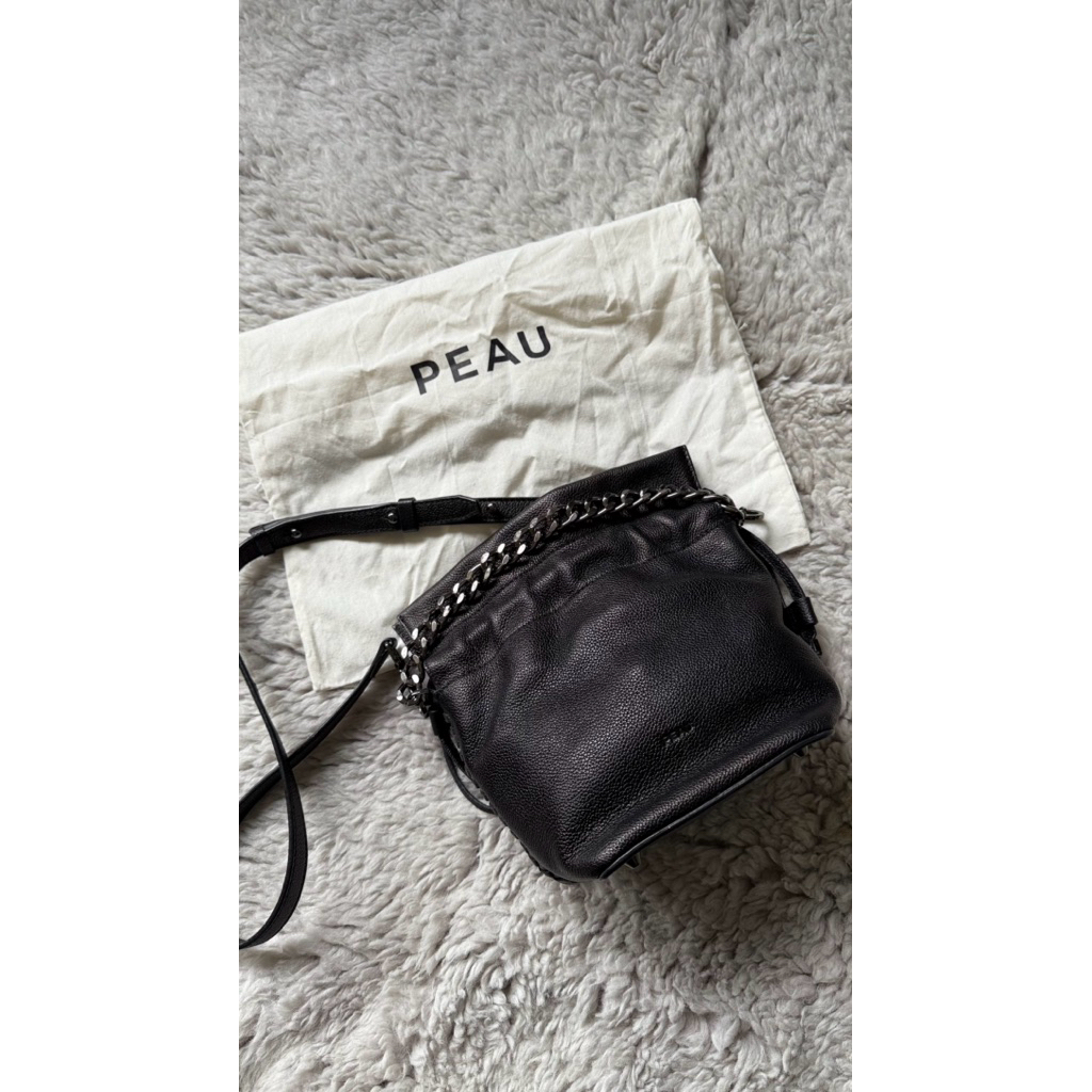 PEAU sling bag