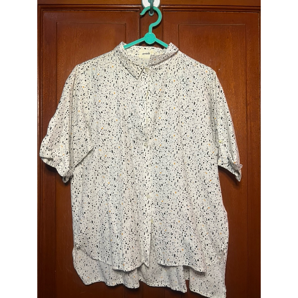 Preloved Kemeja Wanita GAUDI Motif Abstrak Broken White Size S | Second Branded
