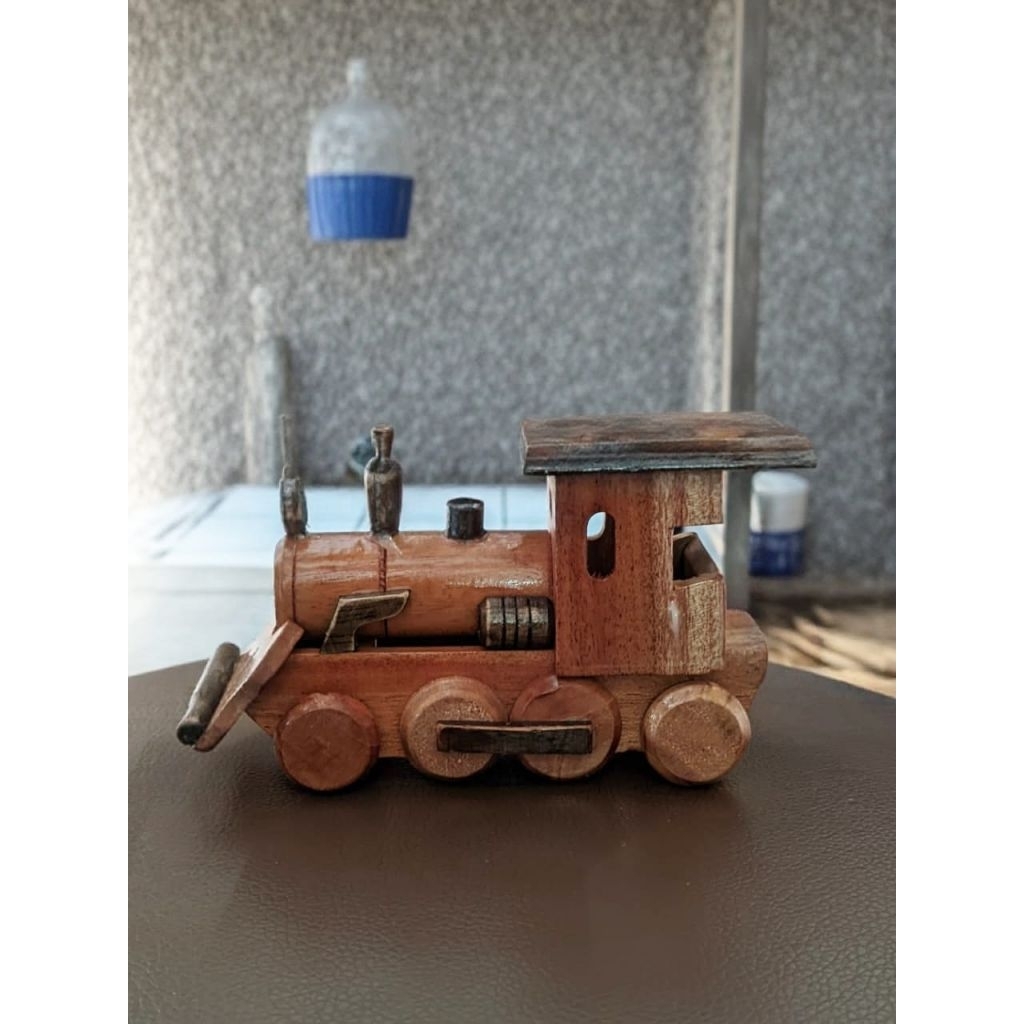 mainan miniatur lokomotif kayu
