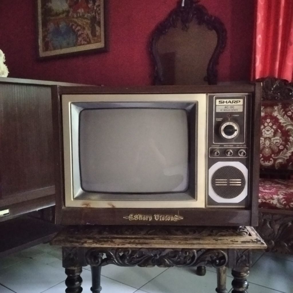 Tv televisi jadul antik vintage Merk Sharp lawas kuno