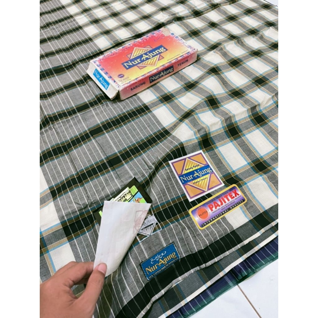 Sarung merek nur Ajung ada cap sablonnya