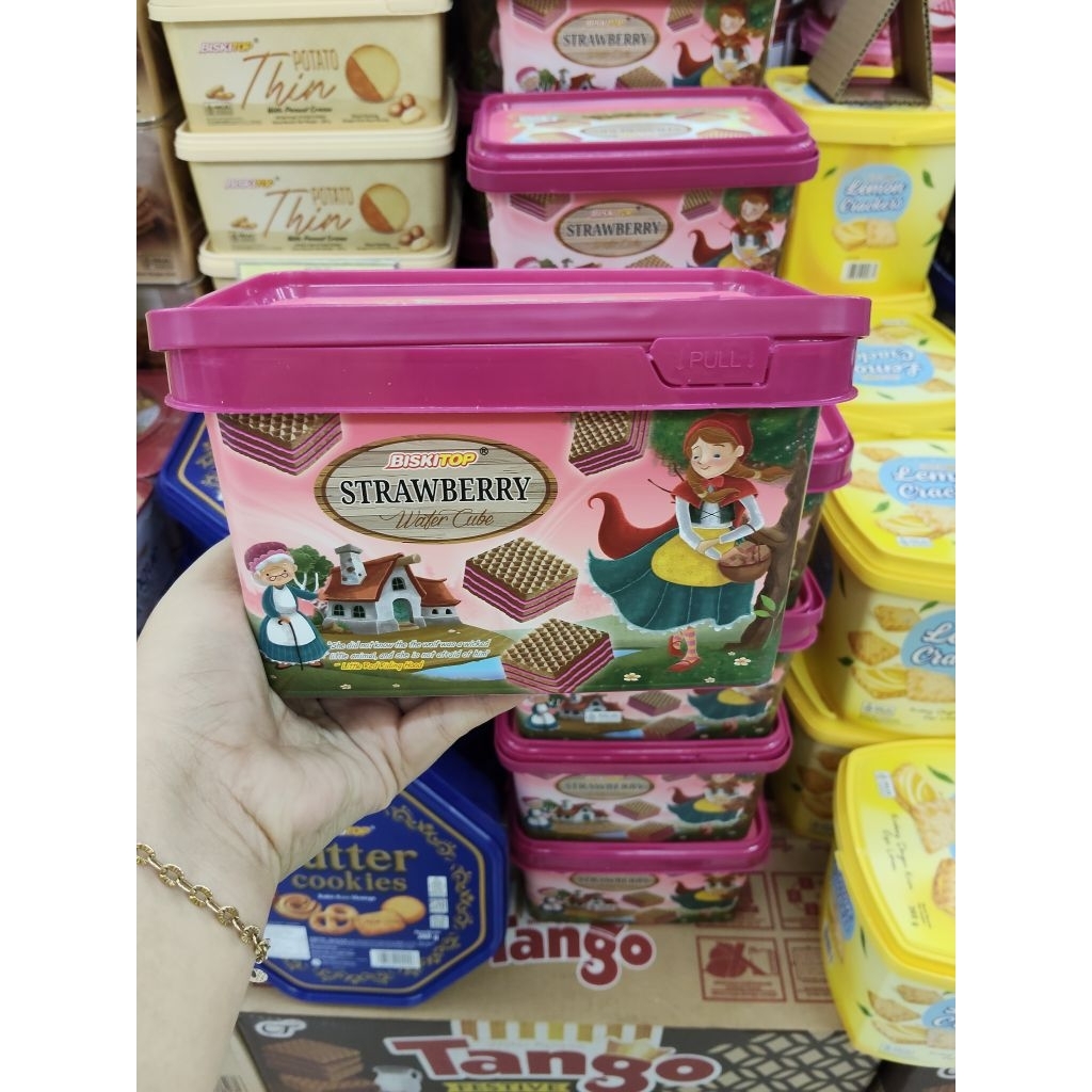 Biskitop Wafer Cube Strawberry 180gr