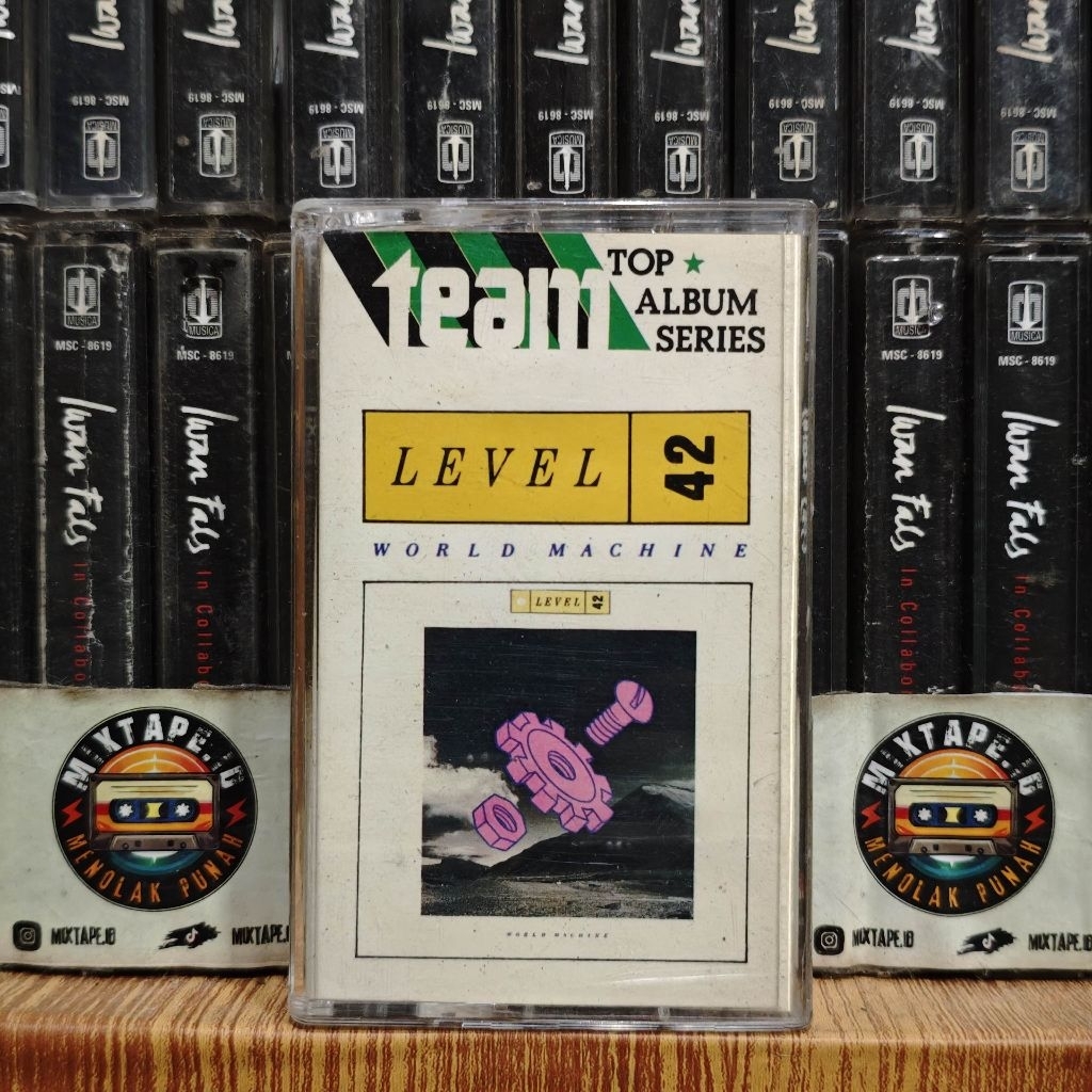 Kaset - Level 42 - World Machine - Kaset Pita - Radio Tape - Radio - Pemutar Kaset - Retro - Classic