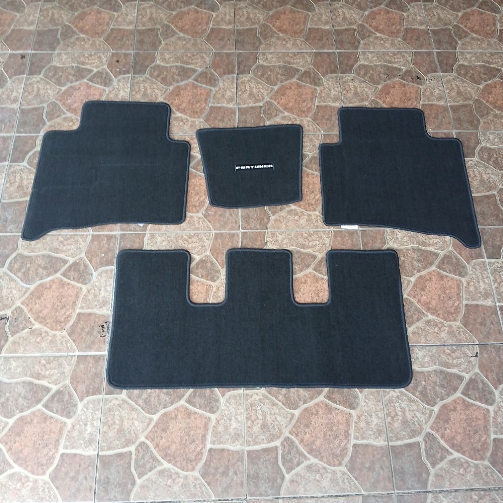 Karpet Toyota Fortuner VNT atau FRZ Original ( Baris 2 dan 3 )
