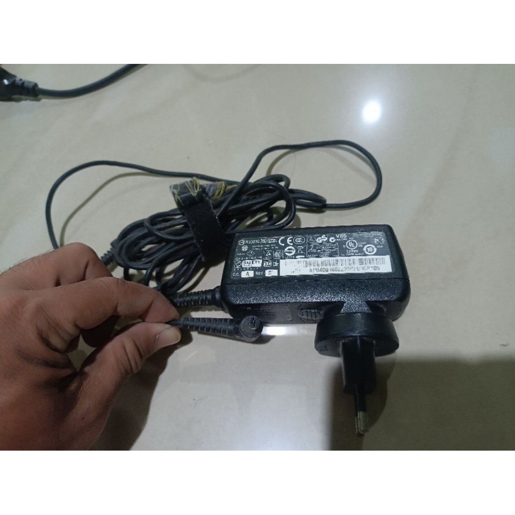Adaptor cas laptop acer aspire one 19v 2.15a colokan lubang standart acer