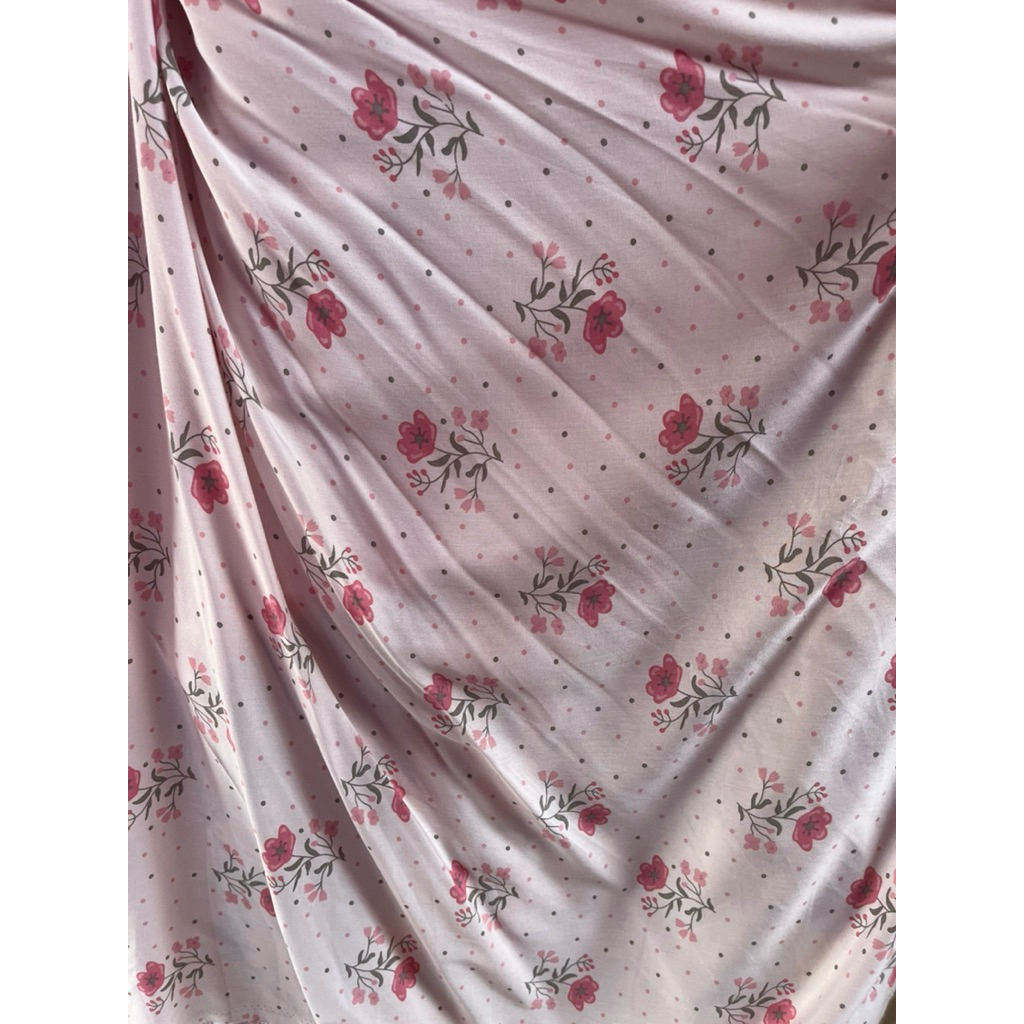 (50cm) kain katun rayon viscose motif bunga terbaru warna dasar baby pink (harga tertera 50cm)