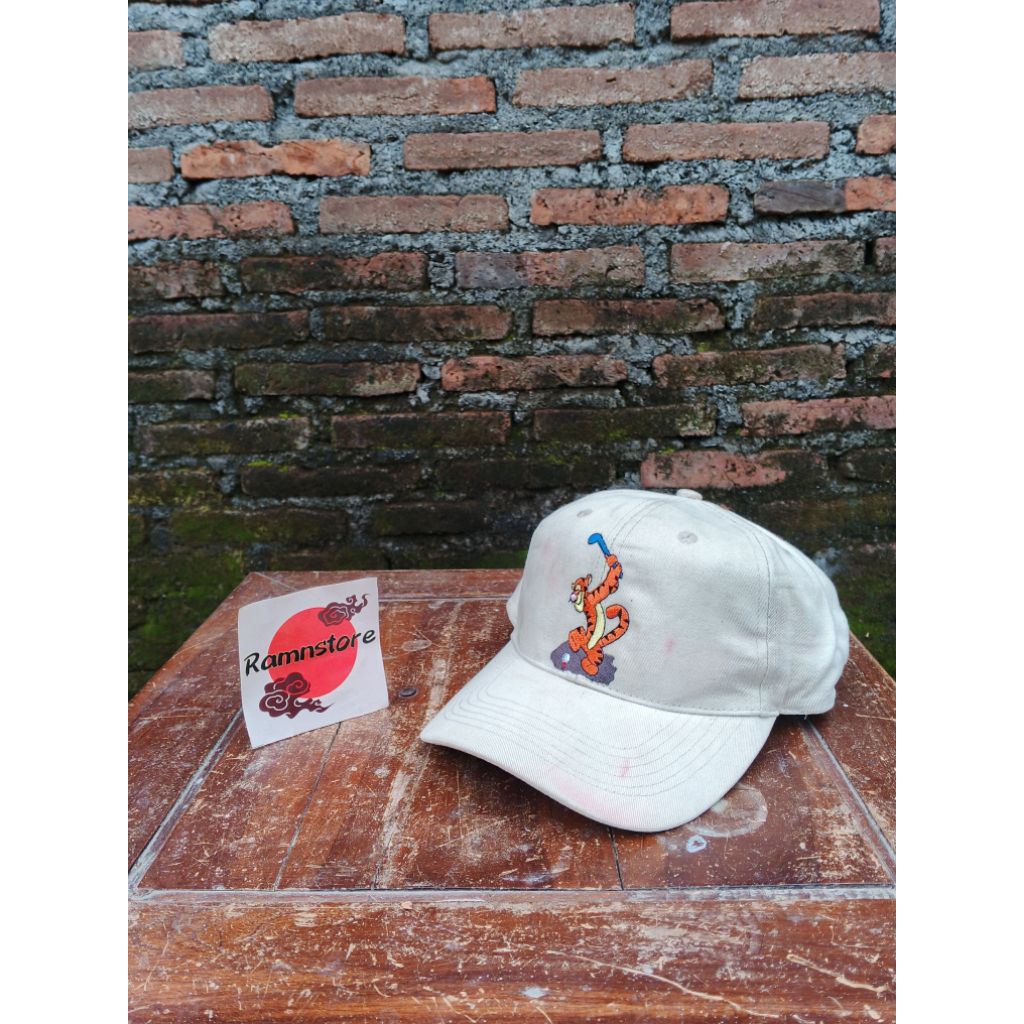 topi vintage tigger winnie the pooh